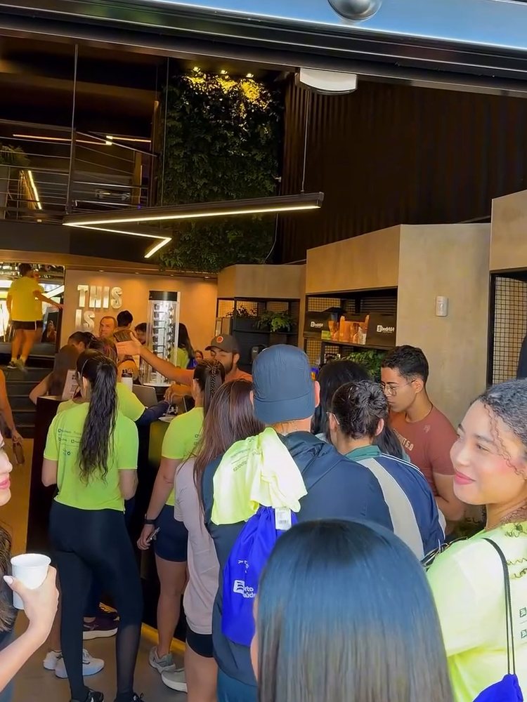 Fila de frequentadores para provar o shake na inauguração da NutraStation durante o Agita Experience