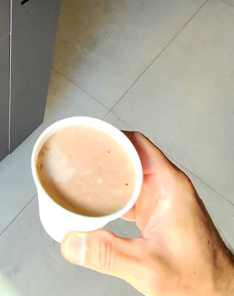 Shake NutraStation pronto na mão, recém servido pela estação
